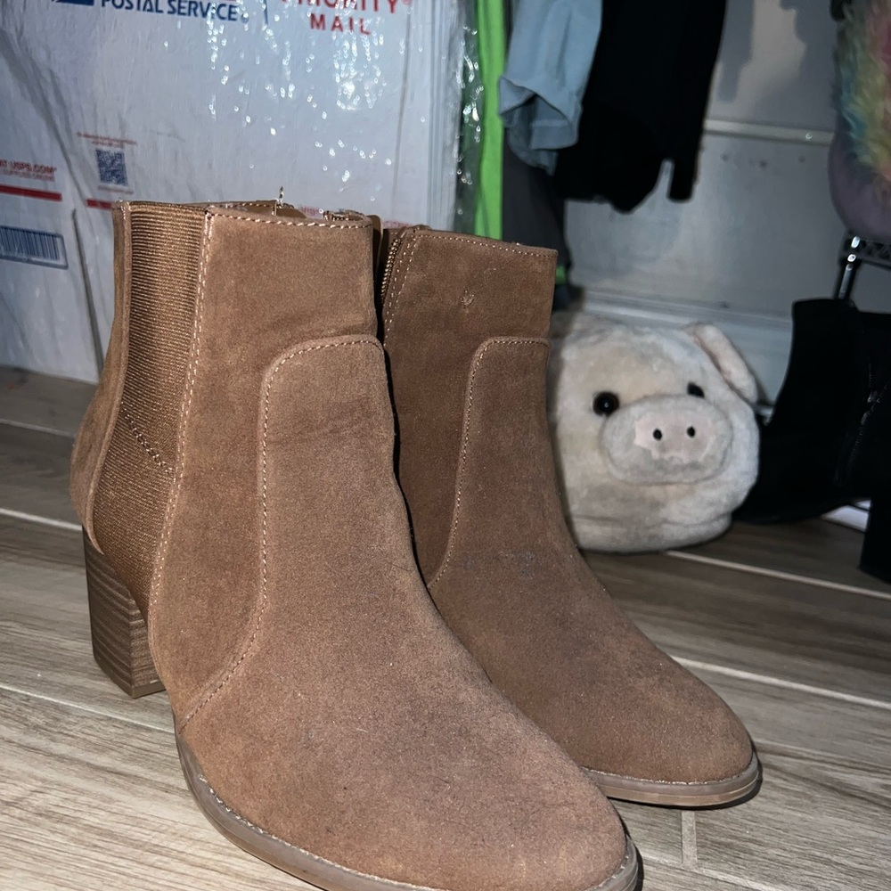 Universal Threads brown boot heals - Picture 2 of 10